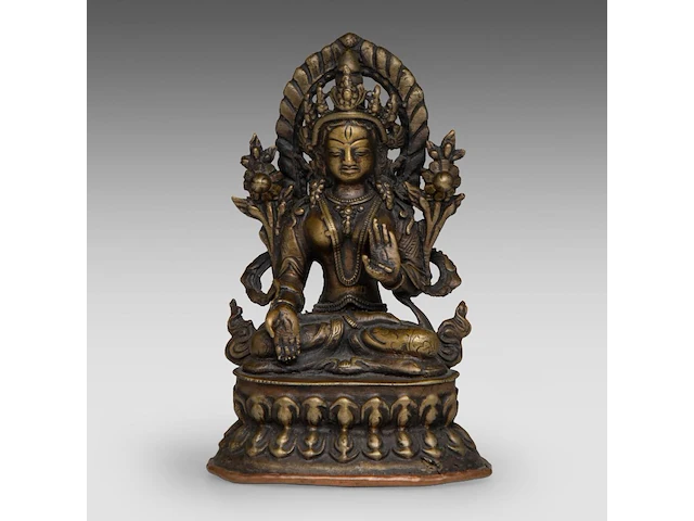 A tibetan bronze figure of white tara, 18thc, total h 15 cm - weight about 615g - afbeelding 1 van  8