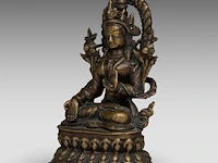 A tibetan bronze figure of white tara, 18thc, total h 15 cm - weight about 615g - afbeelding 2 van  8