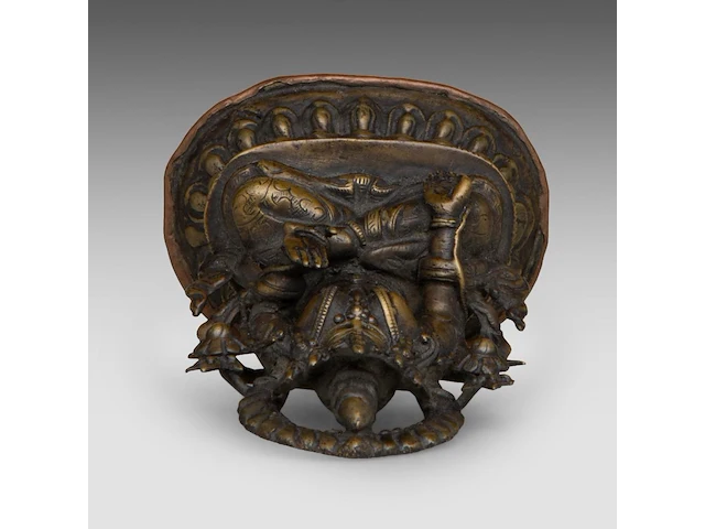 A tibetan bronze figure of white tara, 18thc, total h 15 cm - weight about 615g - afbeelding 7 van  8