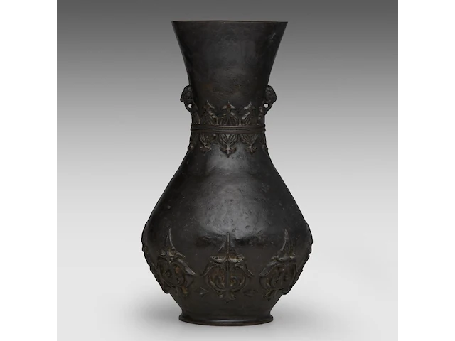A tibetan chinese vase with a spearhead pattern in low relief and paired with lion head handles, 17thc/18thc, h 28,2 cm - afbeelding 1 van  6