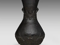 A tibetan chinese vase with a spearhead pattern in low relief and paired with lion head handles, 17thc/18thc, h 28,2 cm