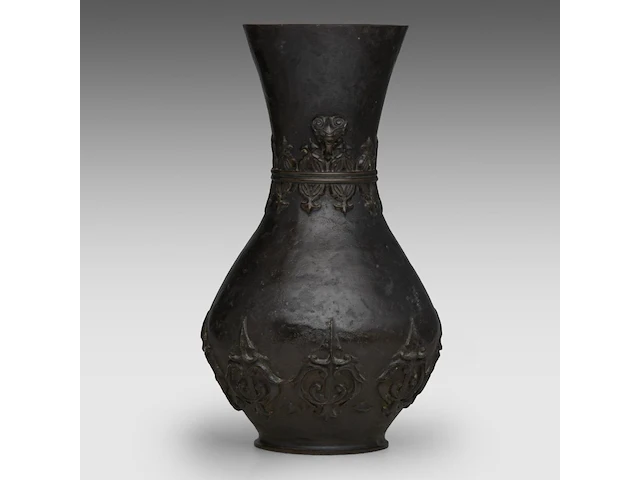 A tibetan chinese vase with a spearhead pattern in low relief and paired with lion head handles, 17thc/18thc, h 28,2 cm - afbeelding 2 van  6