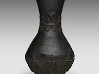 A tibetan chinese vase with a spearhead pattern in low relief and paired with lion head handles, 17thc/18thc, h 28,2 cm - afbeelding 2 van  6