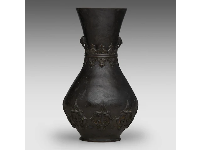 A tibetan chinese vase with a spearhead pattern in low relief and paired with lion head handles, 17thc/18thc, h 28,2 cm - afbeelding 3 van  6