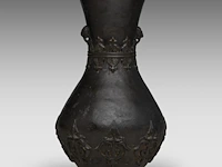 A tibetan chinese vase with a spearhead pattern in low relief and paired with lion head handles, 17thc/18thc, h 28,2 cm - afbeelding 3 van  6