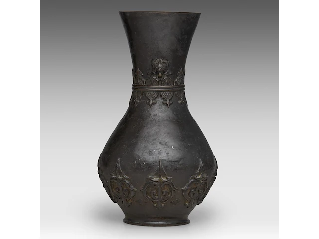 A tibetan chinese vase with a spearhead pattern in low relief and paired with lion head handles, 17thc/18thc, h 28,2 cm - afbeelding 4 van  6