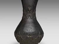 A tibetan chinese vase with a spearhead pattern in low relief and paired with lion head handles, 17thc/18thc, h 28,2 cm - afbeelding 4 van  6