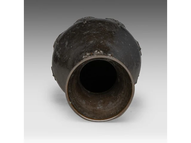 A tibetan chinese vase with a spearhead pattern in low relief and paired with lion head handles, 17thc/18thc, h 28,2 cm - afbeelding 5 van  6