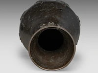 A tibetan chinese vase with a spearhead pattern in low relief and paired with lion head handles, 17thc/18thc, h 28,2 cm - afbeelding 5 van  6