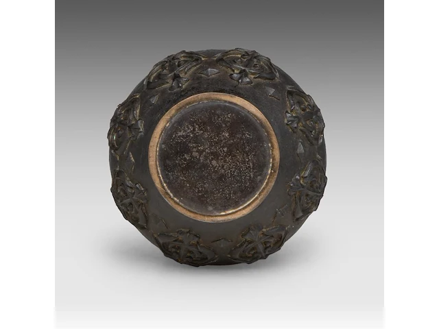 A tibetan chinese vase with a spearhead pattern in low relief and paired with lion head handles, 17thc/18thc, h 28,2 cm - afbeelding 6 van  6