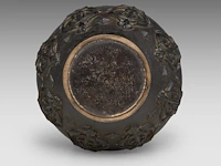 A tibetan chinese vase with a spearhead pattern in low relief and paired with lion head handles, 17thc/18thc, h 28,2 cm - afbeelding 6 van  6