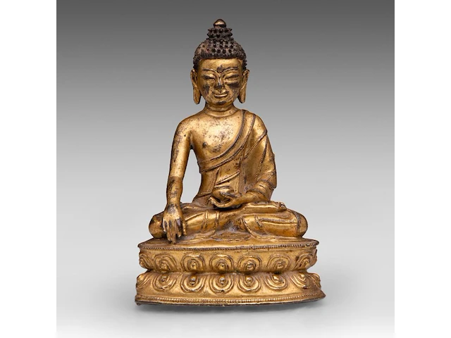 A tibetan gilt bronze seated figure of buddha shakyamuni, 16thc, h 14,5 cm - weight about 505g - afbeelding 1 van  8