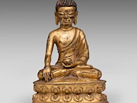 A tibetan gilt bronze seated figure of buddha shakyamuni, 16thc, h 14,5 cm - weight about 505g