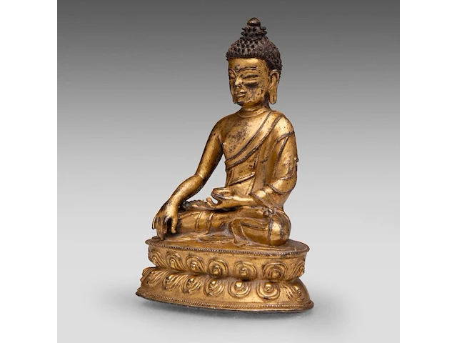 A tibetan gilt bronze seated figure of buddha shakyamuni, 16thc, h 14,5 cm - weight about 505g - afbeelding 2 van  8