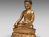 A tibetan gilt bronze seated figure of buddha shakyamuni, 16thc, h 14,5 cm - weight about 505g - afbeelding 2 van  8