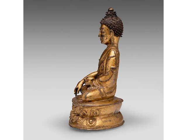 A tibetan gilt bronze seated figure of buddha shakyamuni, 16thc, h 14,5 cm - weight about 505g - afbeelding 3 van  8