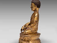 A tibetan gilt bronze seated figure of buddha shakyamuni, 16thc, h 14,5 cm - weight about 505g - afbeelding 3 van  8
