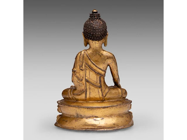 A tibetan gilt bronze seated figure of buddha shakyamuni, 16thc, h 14,5 cm - weight about 505g - afbeelding 4 van  8