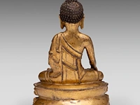 A tibetan gilt bronze seated figure of buddha shakyamuni, 16thc, h 14,5 cm - weight about 505g - afbeelding 4 van  8