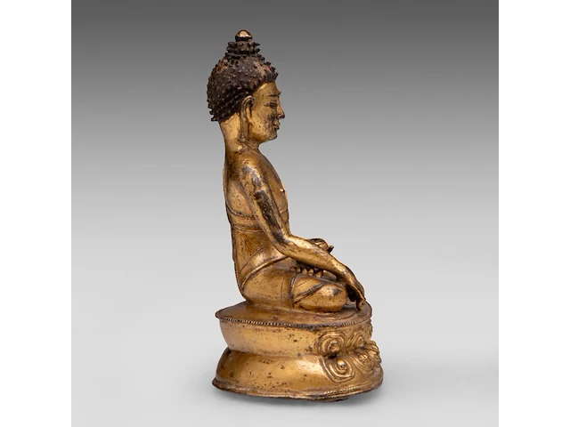 A tibetan gilt bronze seated figure of buddha shakyamuni, 16thc, h 14,5 cm - weight about 505g - afbeelding 5 van  8