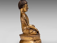 A tibetan gilt bronze seated figure of buddha shakyamuni, 16thc, h 14,5 cm - weight about 505g - afbeelding 5 van  8