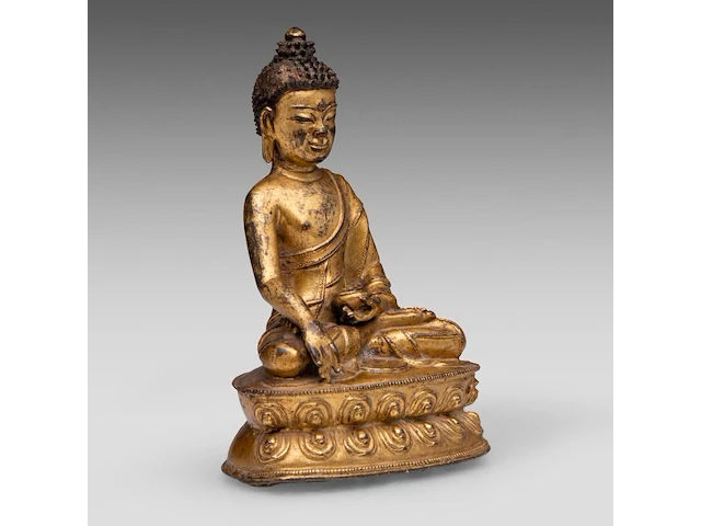 A tibetan gilt bronze seated figure of buddha shakyamuni, 16thc, h 14,5 cm - weight about 505g - afbeelding 6 van  8