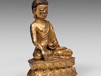 A tibetan gilt bronze seated figure of buddha shakyamuni, 16thc, h 14,5 cm - weight about 505g - afbeelding 6 van  8