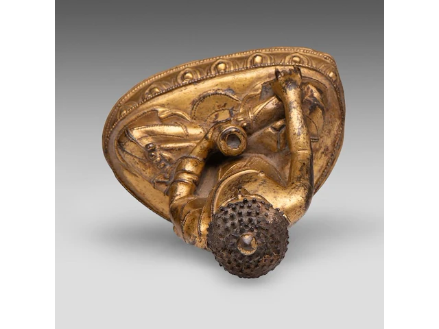 A tibetan gilt bronze seated figure of buddha shakyamuni, 16thc, h 14,5 cm - weight about 505g - afbeelding 7 van  8