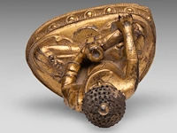 A tibetan gilt bronze seated figure of buddha shakyamuni, 16thc, h 14,5 cm - weight about 505g - afbeelding 7 van  8