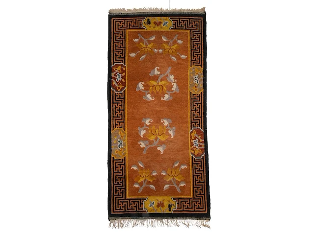 A tibetan 'lotus' carpet, 20thc 187 x 93 cm. (73.62 x 36.60 in.) - afbeelding 1 van  6