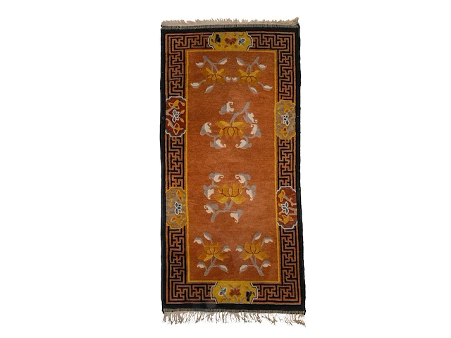 A tibetan 'lotus' carpet, 20thc 187 x 93 cm. (73.62 x 36.60 in.) - afbeelding 2 van  6