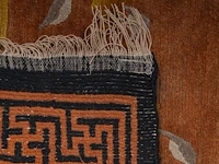 A tibetan 'lotus' carpet, 20thc 187 x 93 cm. (73.62 x 36.60 in.) - afbeelding 3 van  6