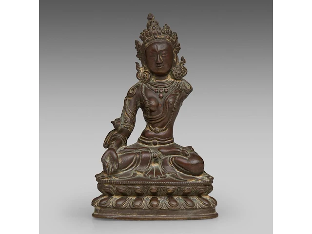 A tibetan/himalayan bronze figure of white tara, 17thc/18thc, h 16,5 cm - weight about 674g - afbeelding 1 van  8