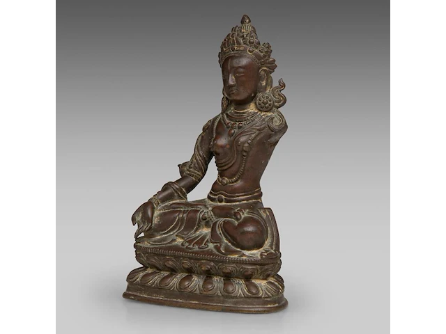 A tibetan/himalayan bronze figure of white tara, 17thc/18thc, h 16,5 cm - weight about 674g - afbeelding 2 van  8