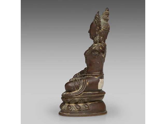 A tibetan/himalayan bronze figure of white tara, 17thc/18thc, h 16,5 cm - weight about 674g - afbeelding 3 van  8