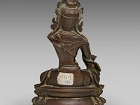 A tibetan/himalayan bronze figure of white tara, 17thc/18thc, h 16,5 cm - weight about 674g - afbeelding 4 van  8