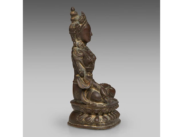 A tibetan/himalayan bronze figure of white tara, 17thc/18thc, h 16,5 cm - weight about 674g - afbeelding 5 van  8