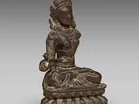 A tibetan/himalayan bronze figure of white tara, 17thc/18thc, h 16,5 cm - weight about 674g - afbeelding 6 van  8