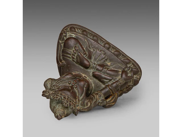 A tibetan/himalayan bronze figure of white tara, 17thc/18thc, h 16,5 cm - weight about 674g - afbeelding 7 van  8