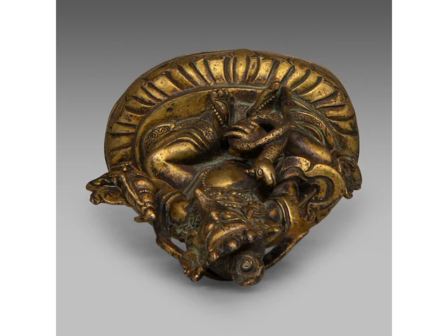 A tibetan/himalayan gilt bronze figure of virupaksha, 18thc/19thc, h 11,5 cm - weight about 543 g - afbeelding 8 van  8