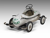 A torck 'koersmodel' pedal car for 'interlait', 1957-1960, parc-école verviers - 1960 71 x 150 x 77 cm. (27.94 x 59.04 x 30.30 in.) - afbeelding 4 van  7