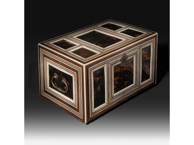 A tortoiseshell veneered and ivory inlaid table cabinet, indo-portuguese, late 17th century, h 17 cm - w 27,5 cm - d 20 cm - total weight 2844g (+) - afbeelding 1 van  7