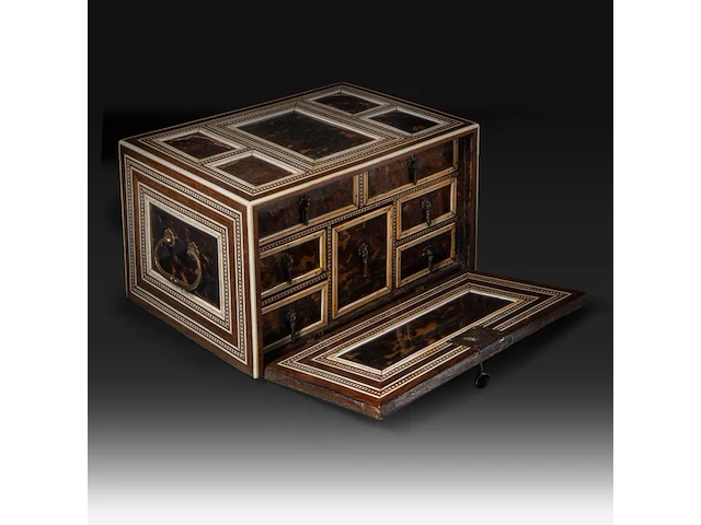 A tortoiseshell veneered and ivory inlaid table cabinet, indo-portuguese, late 17th century, h 17 cm - w 27,5 cm - d 20 cm - total weight 2844g (+) - afbeelding 2 van  7