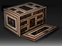 A tortoiseshell veneered and ivory inlaid table cabinet, indo-portuguese, late 17th century, h 17 cm - w 27,5 cm - d 20 cm - total weight 2844g (+) - afbeelding 2 van  7