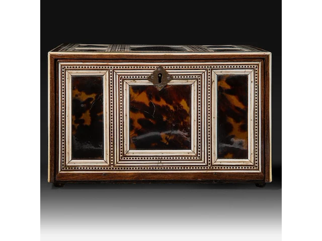 A tortoiseshell veneered and ivory inlaid table cabinet, indo-portuguese, late 17th century, h 17 cm - w 27,5 cm - d 20 cm - total weight 2844g (+) - afbeelding 3 van  7