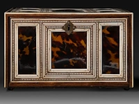 A tortoiseshell veneered and ivory inlaid table cabinet, indo-portuguese, late 17th century, h 17 cm - w 27,5 cm - d 20 cm - total weight 2844g (+) - afbeelding 3 van  7