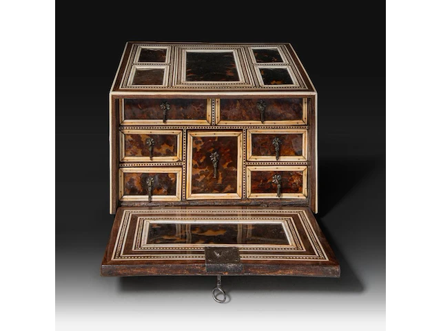 A tortoiseshell veneered and ivory inlaid table cabinet, indo-portuguese, late 17th century, h 17 cm - w 27,5 cm - d 20 cm - total weight 2844g (+) - afbeelding 4 van  7