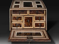 A tortoiseshell veneered and ivory inlaid table cabinet, indo-portuguese, late 17th century, h 17 cm - w 27,5 cm - d 20 cm - total weight 2844g (+) - afbeelding 4 van  7