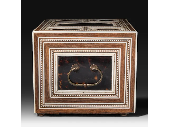 A tortoiseshell veneered and ivory inlaid table cabinet, indo-portuguese, late 17th century, h 17 cm - w 27,5 cm - d 20 cm - total weight 2844g (+) - afbeelding 5 van  7