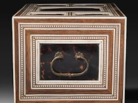 A tortoiseshell veneered and ivory inlaid table cabinet, indo-portuguese, late 17th century, h 17 cm - w 27,5 cm - d 20 cm - total weight 2844g (+) - afbeelding 5 van  7